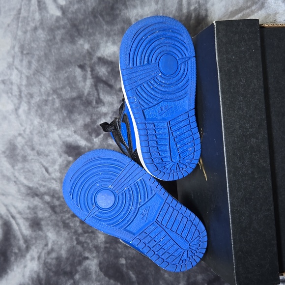 Jordan 1's - Picture 4 of 5